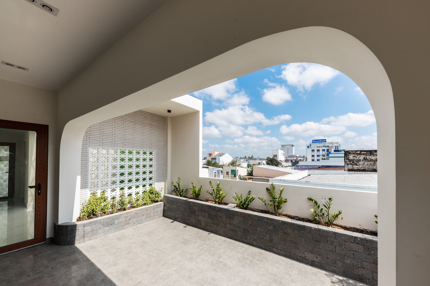 khoảng ban c&ocirc;ng, s&acirc;n thượng nh&agrave; phố S&oacute;c Trăng