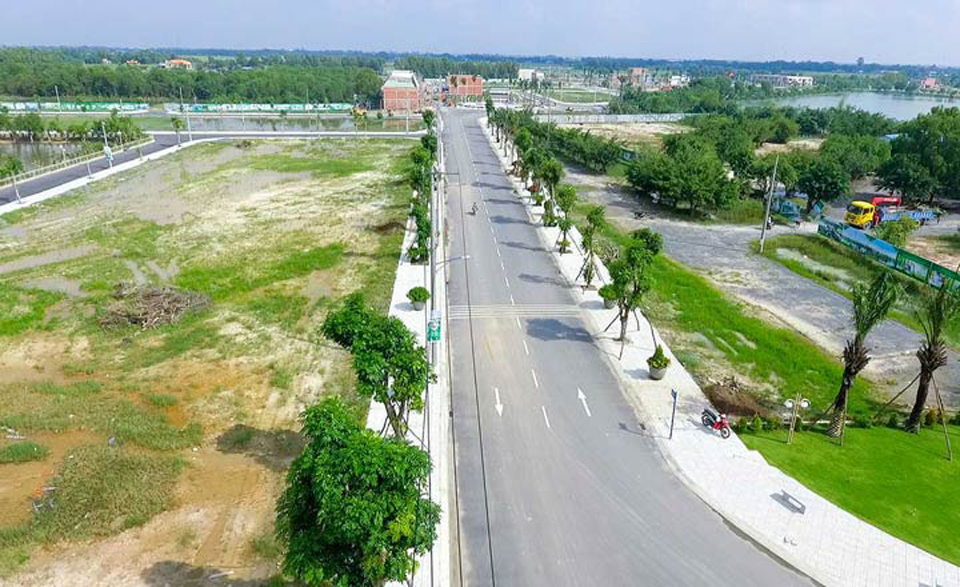 đất nền ph&acirc;n l&ocirc; nằm cạnh đường đi