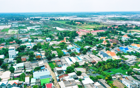 hình ảnh một góc huyện Cần Giờ, TP.HCM nhìn từ trên cao với nhà ở thấp tầng, đất nông nghiệp, cây xanh