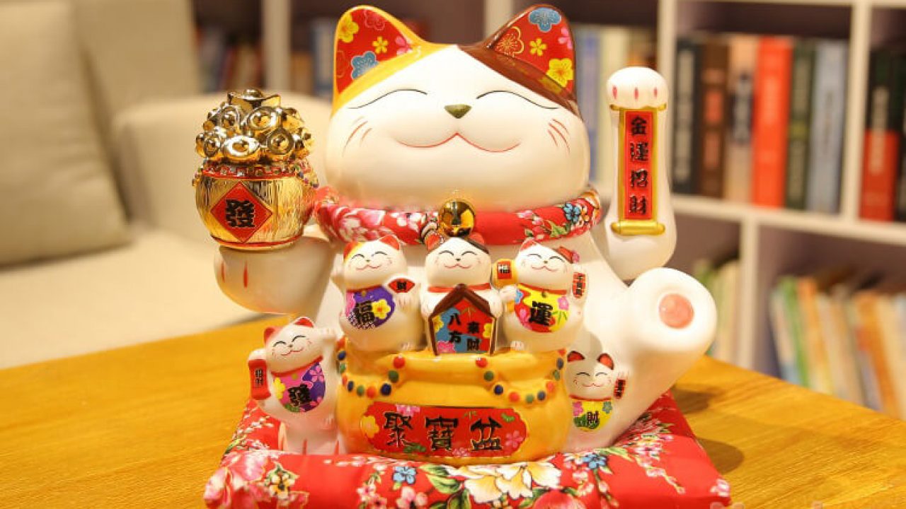 M&egrave;o thần t&agrave;i đặt tại ph&ograve;ng kh&aacute;ch