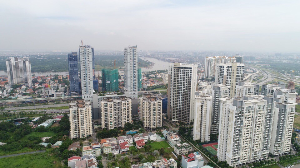 nhiều t&ograve;a nh&agrave; chung cư cao tầng nằm gần s&ocirc;ng