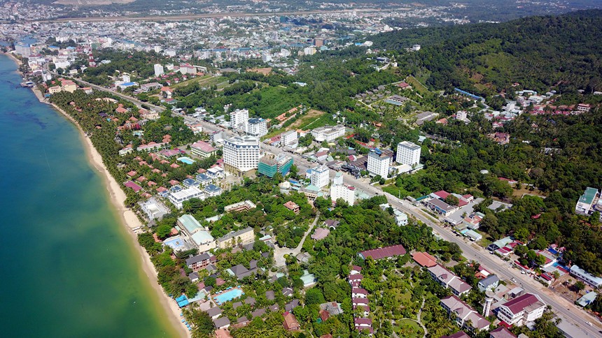 th&agrave;nh phố ven biển nh&igrave;n từ tr&ecirc;n cao