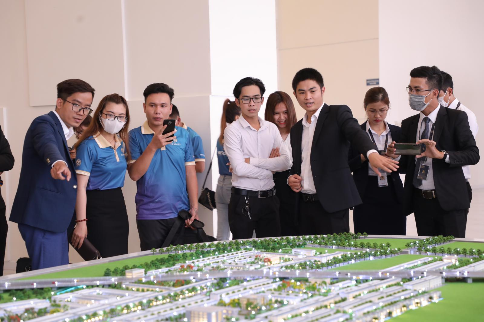 Kh&aacute;ch h&agrave;ng xem sa b&agrave;n một dự &aacute;n bất động sản v&ugrave;ng ven.