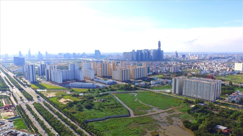 th&agrave;nh phố nh&igrave;n từ tr&ecirc;n cao c&oacute; cao tốc, nhiều nh&agrave; cao tầng
