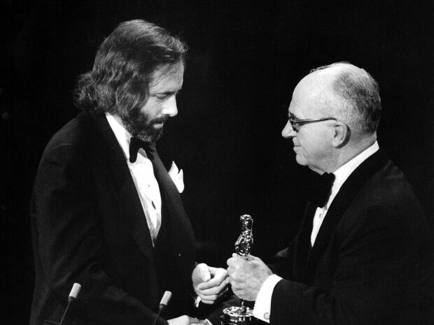 Đạo diễn Robert Towne nhận tượng Oscar 