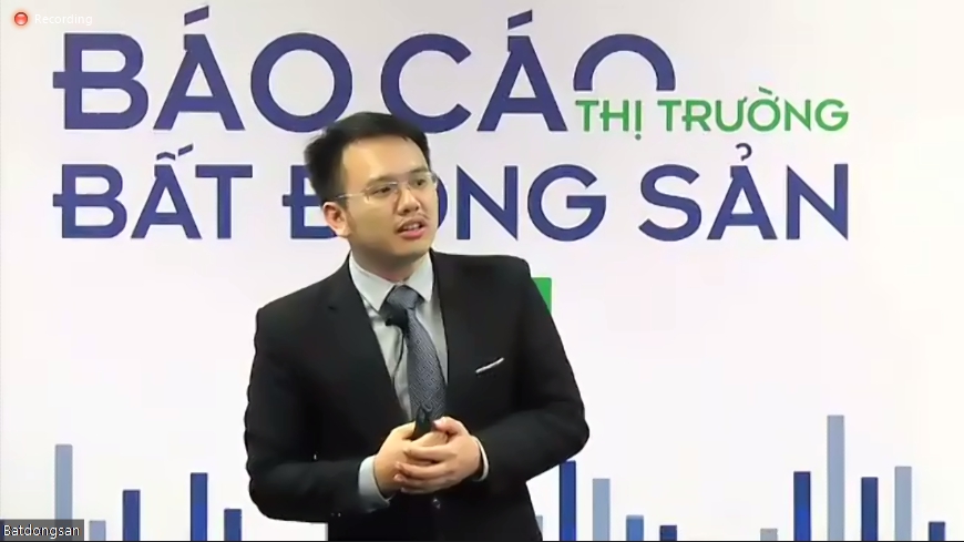 &Ocirc;ng Nguyễn Quốc Anh ph&aacute;t biểu trong buổi c&ocirc;ng bố b&aacute;o c&aacute;o qu&yacute; 1/2021 của Batdongsan.com.vn