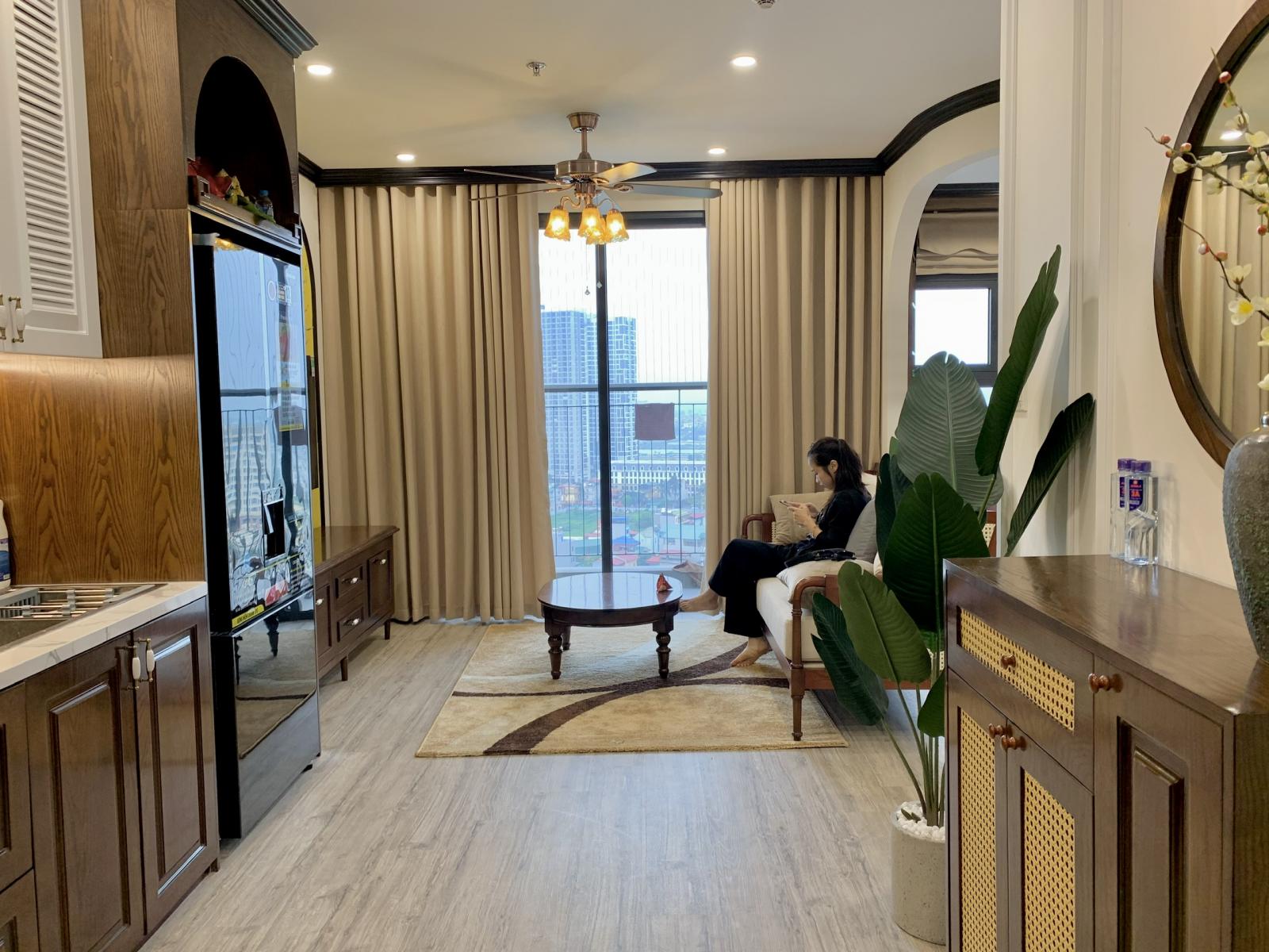 Không gian phòng khách ngập tràn ánh sáng tự nhiên, sở hữu tầm nhìn thoáng đẹp. Cửa kính trong suốt lấy sáng cho toàn bộ không gian sinh hoạt chung.