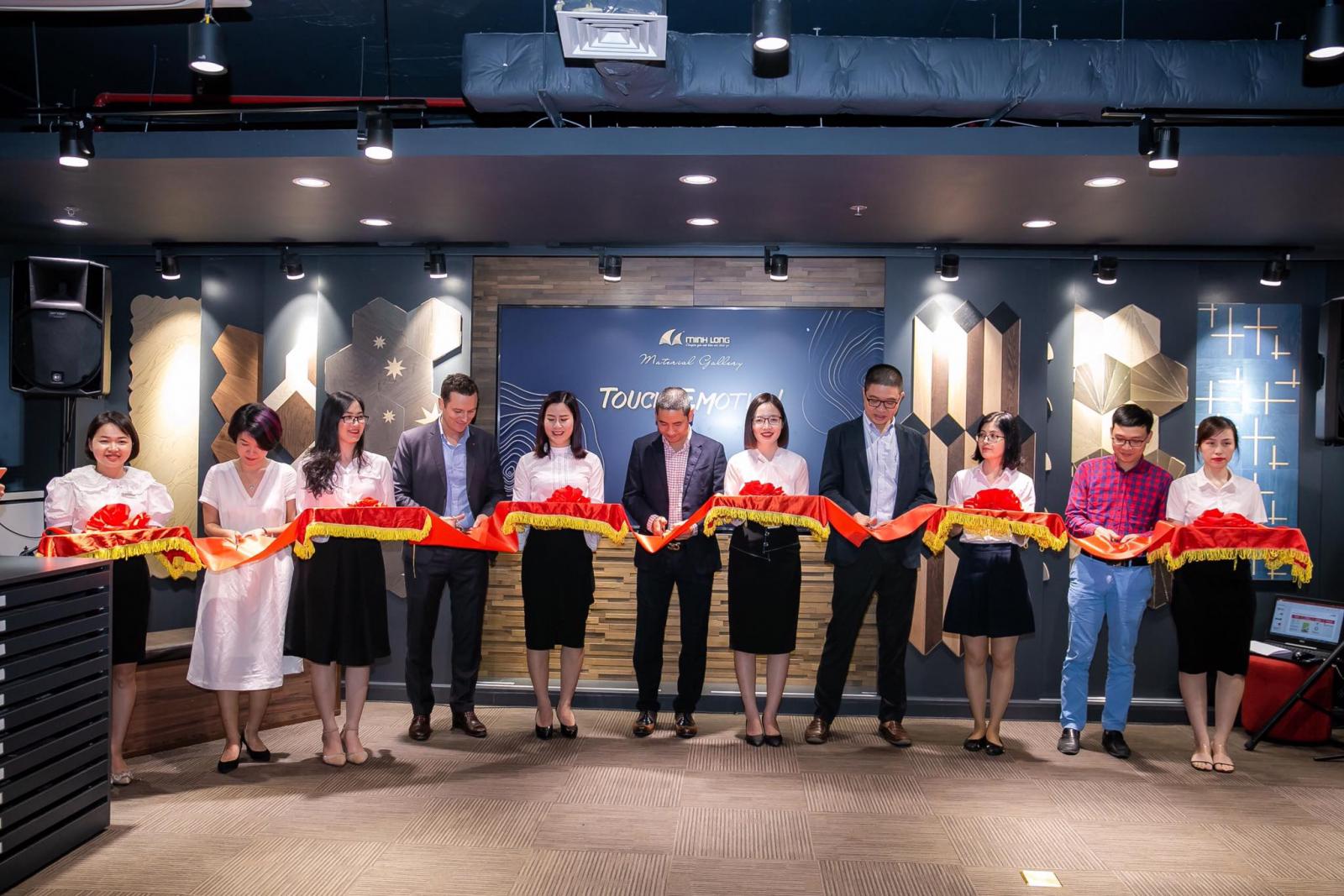 h&igrave;nh ảnh khai trương tại Showroom Minh Long 