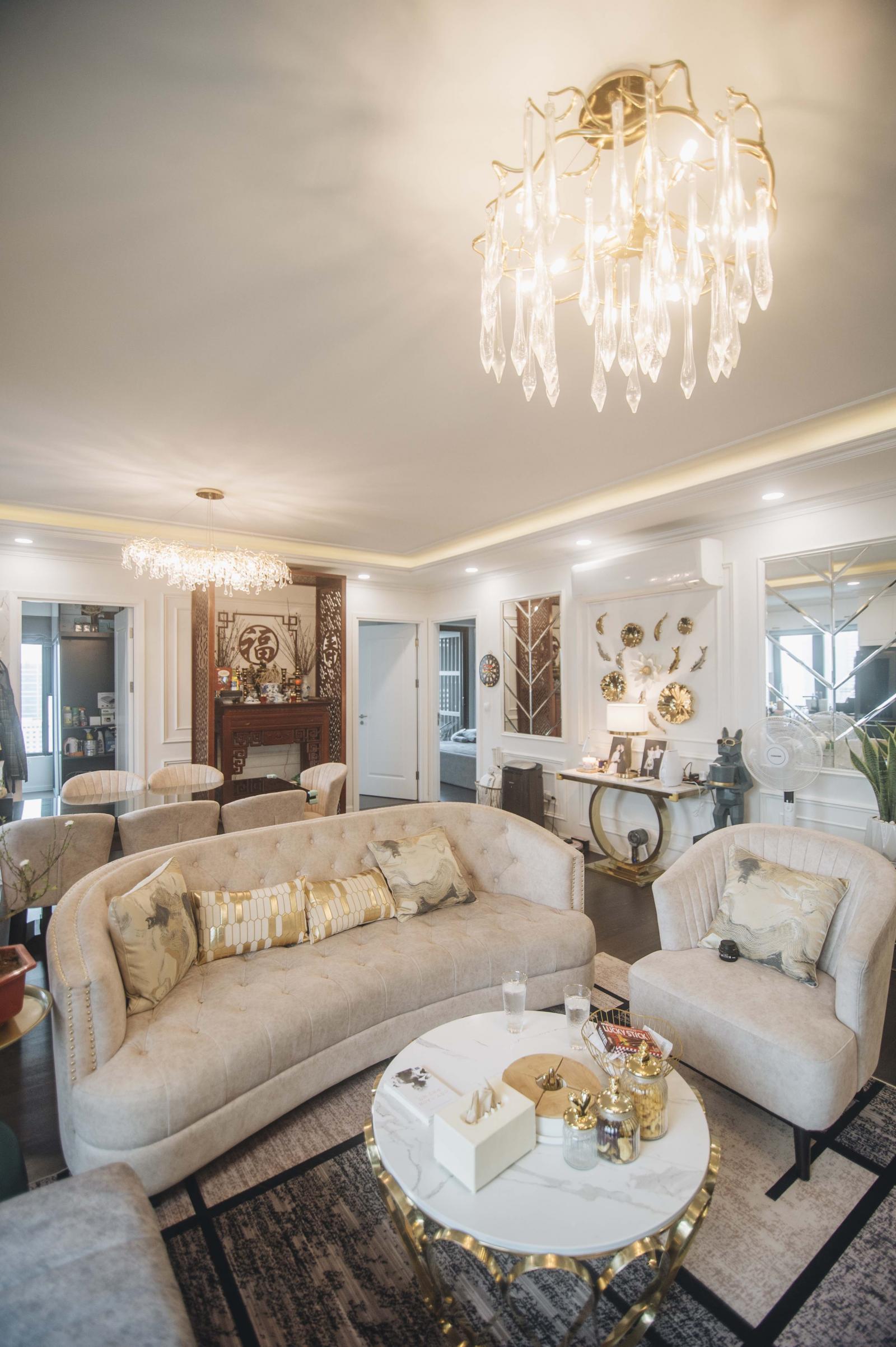 Nội thất căn hộ 100m2 được thiết kế theo phong cách tân cổ điển sang trọng với gam màu trắng sáng chủ đạo làm nền cho phụ kiện trang trí màu sắc trở nên hút mắt hơn.