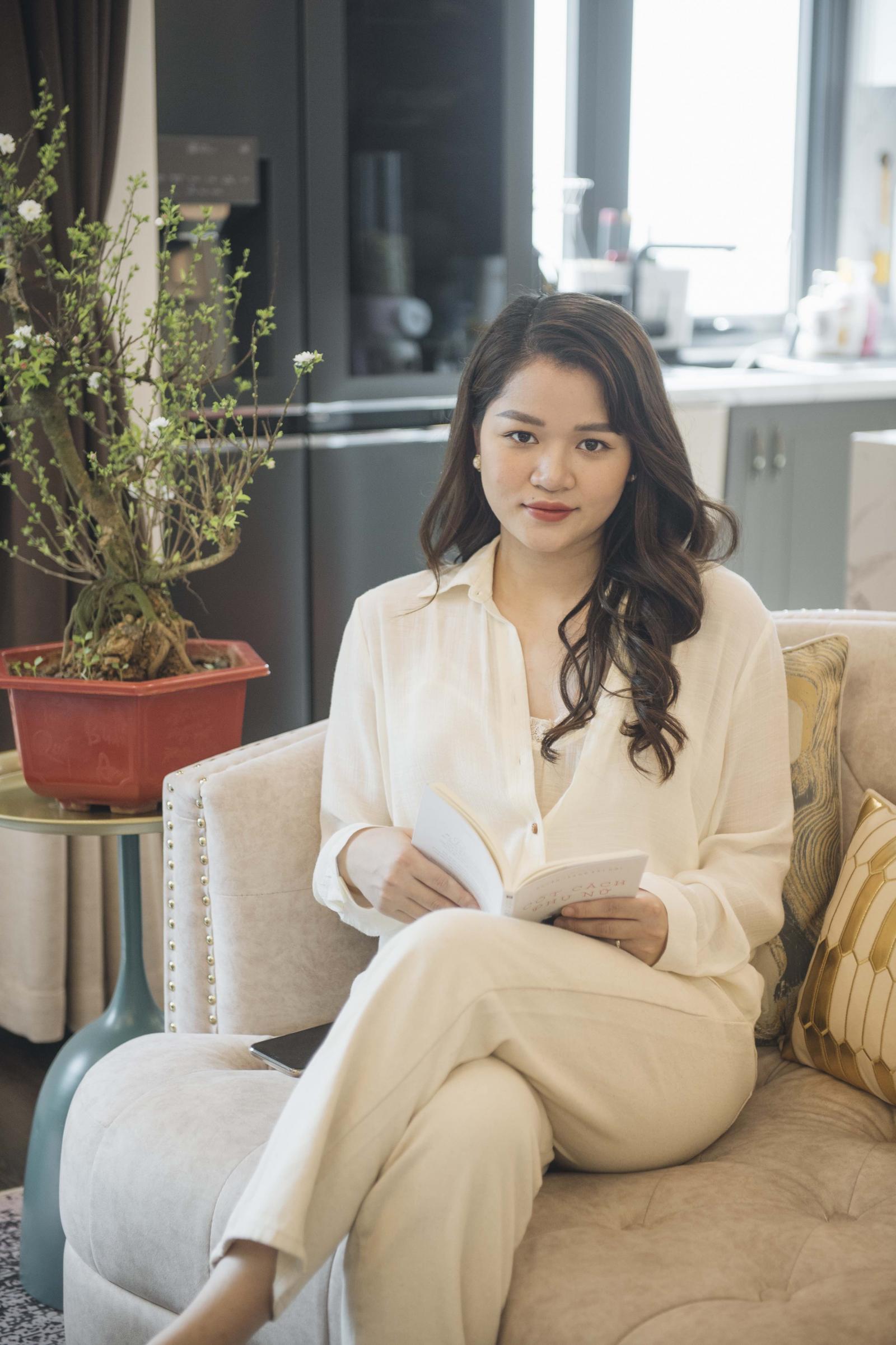 Nữ nhà văn trẻ Huyền Trang Bất Hối tên thật là Trịnh Huyền Trang, nổi tiếng với những đầu sách như Góc khuất đàn bà, Cốt cách phụ nữ, Phụ nữ vạn người mê...