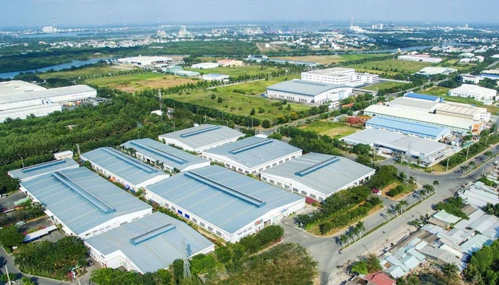 hình ảnh một khu công nghiệp nhìn từ trên cao với nhiều nhà xưởng, cây xanh