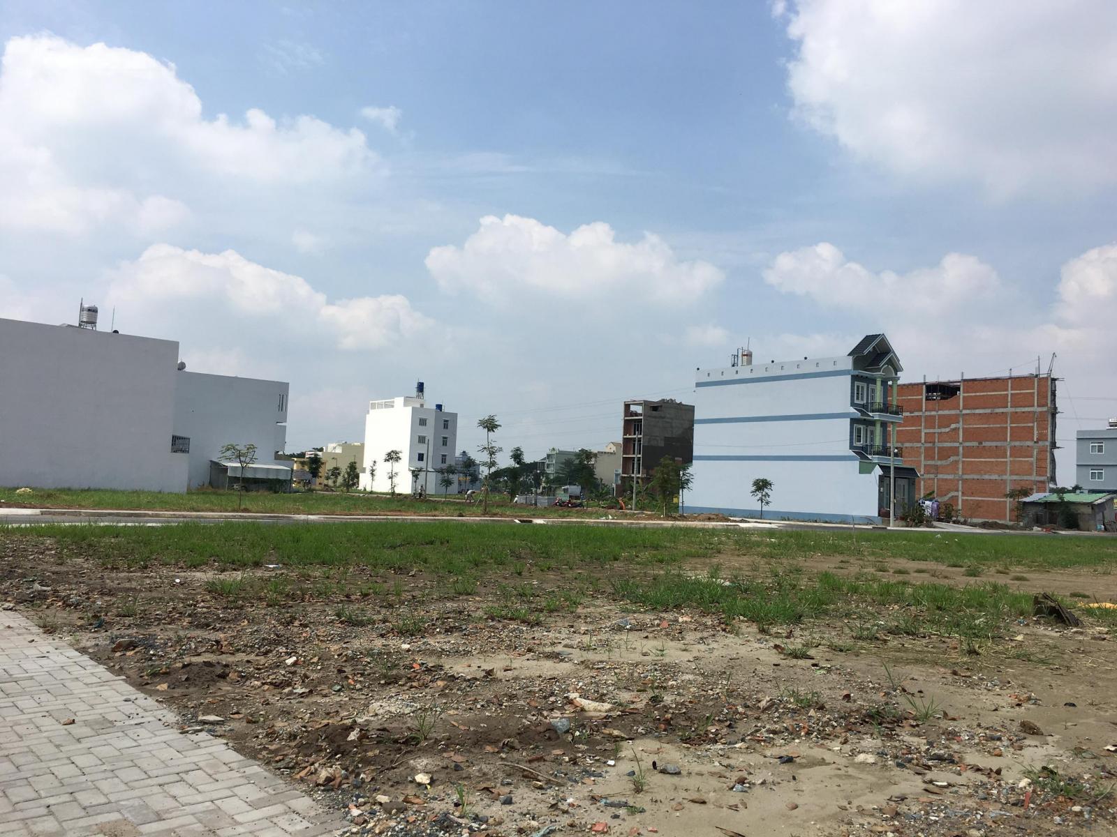 khu đất trống v&agrave; ng&ocirc;i nh&agrave; ph&iacute;a xa