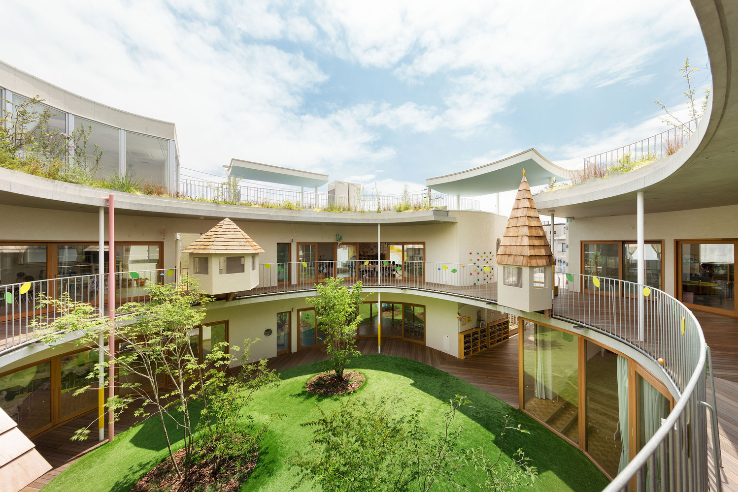 Tọa lạc ở phường Arakawa của Tokyo, trường mẫu gi&aacute;o Tomonoki-Himawari được x&acirc;y dựng theo phong c&aacute;ch mở, kết nối trực tiếp với thi&ecirc;n nhi&ecirc;n rộng lớn. 