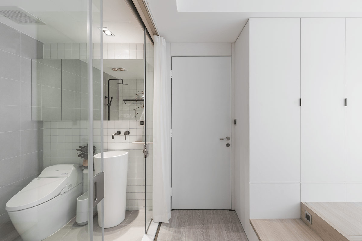 Ph&ograve;ng tắm căn hộ tội giản tuy kh&ocirc;ng được rộng r&atilde;i nhưng đầy đủ tiện &iacute;ch hiện đại, đảm bảo sự thoải m&aacute;i, dễ chịu cho người d&ugrave;ng.