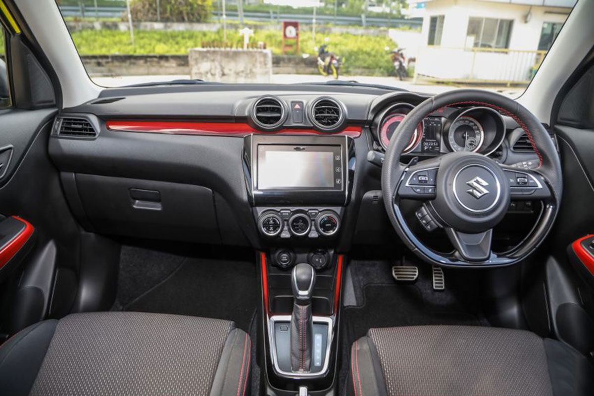 Ảnh Khoang lái xe Suzuki Swift 2021