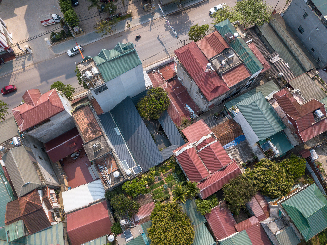 to&agrave;n cảnh ng&ocirc;i nh&agrave; đẹp nh&igrave;n từ tr&ecirc;n cao với m&aacute;i m&agrave;u xanh dương nhẹ