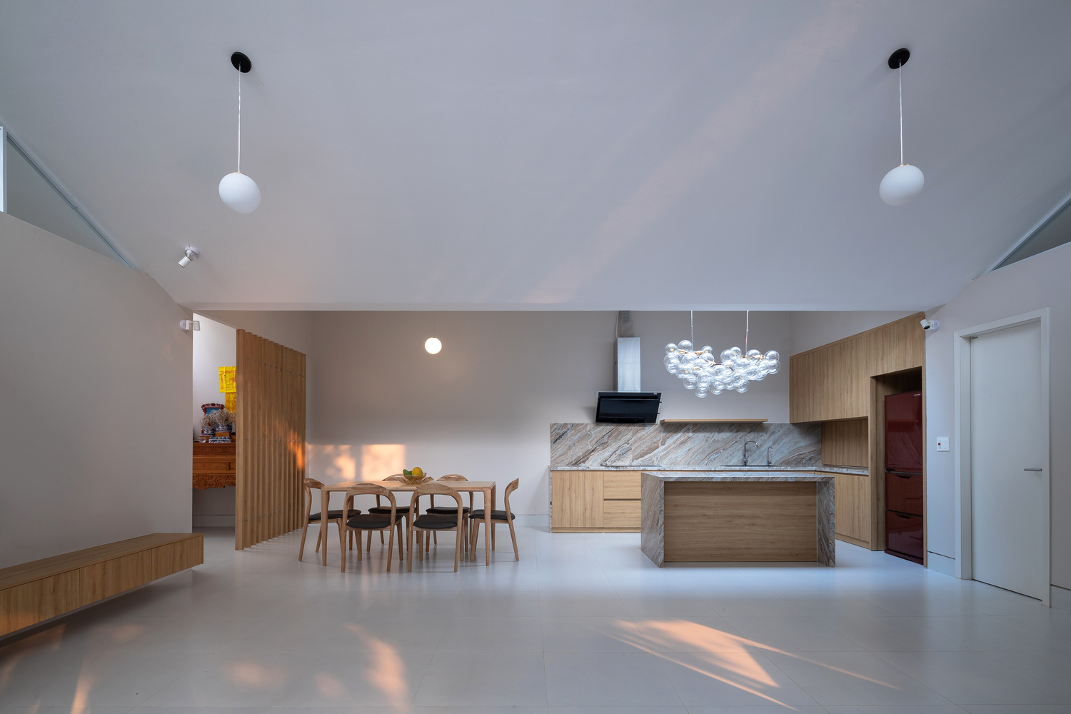 h&igrave;nh ảnh to&agrave;n cảnh ph&ograve;ng bếp ăn m&agrave;u trắng, b&agrave;n ghế gỗ