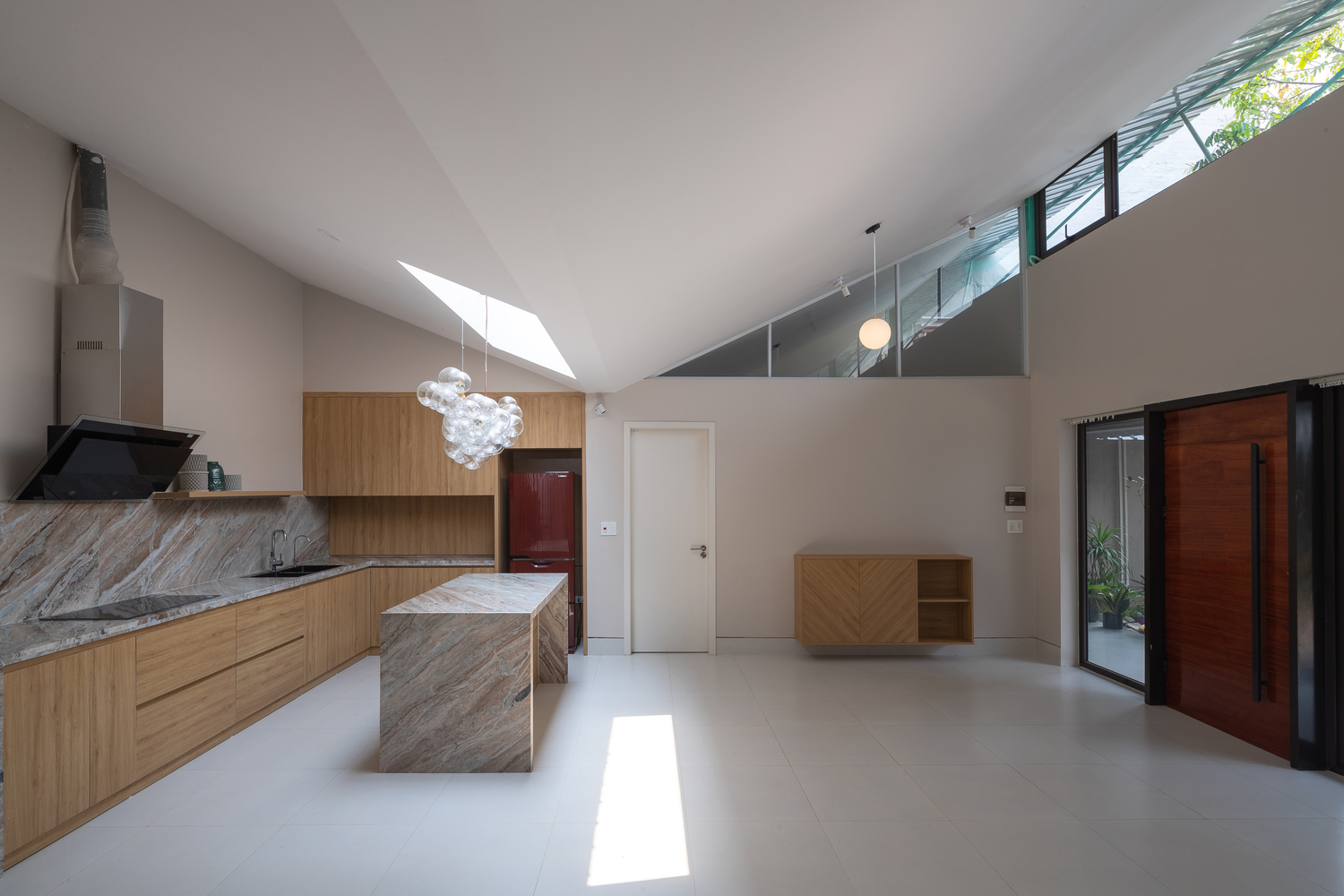 ph&ograve;ng bếp với m&aacute;i chữ V trũng xuống