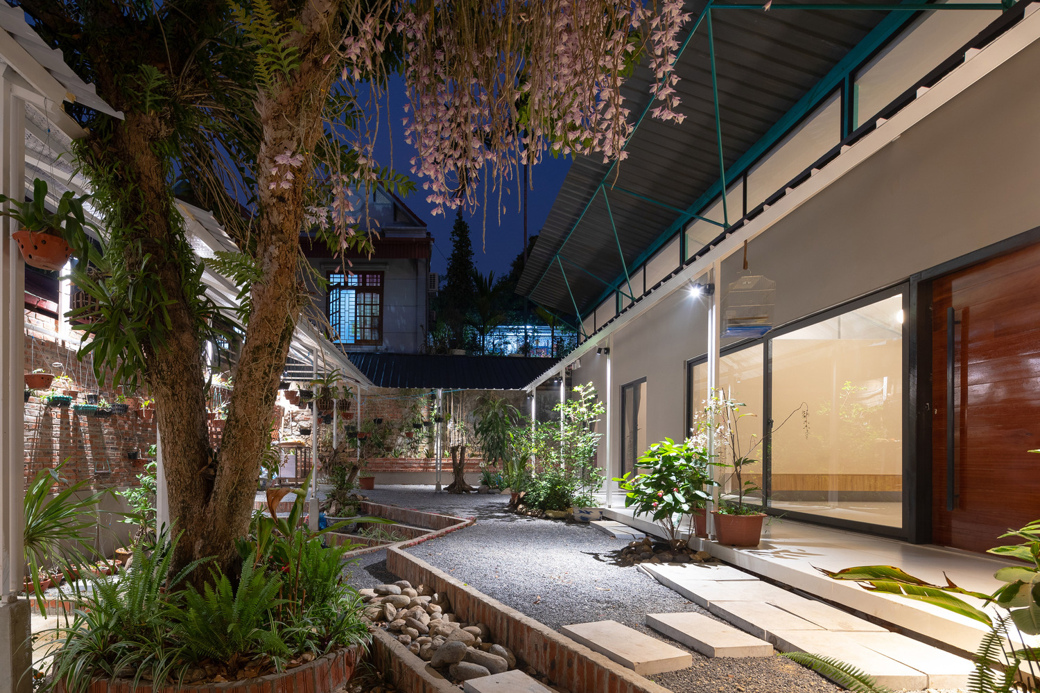 Ng&ocirc;i nh&agrave; được thiết kế kh&aacute; đơn giản, ưu ti&ecirc;n cho khoảng diện t&iacute;ch trống tho&aacute;ng rộng l&agrave;m nơi sinh hoạt của cả gia đ&igrave;nh.