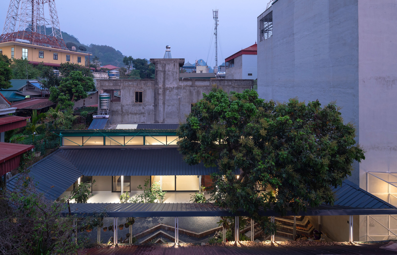 khung cảnh ng&ocirc;i nh&agrave; trong &aacute;nh ho&agrave;ng h&ocirc;n