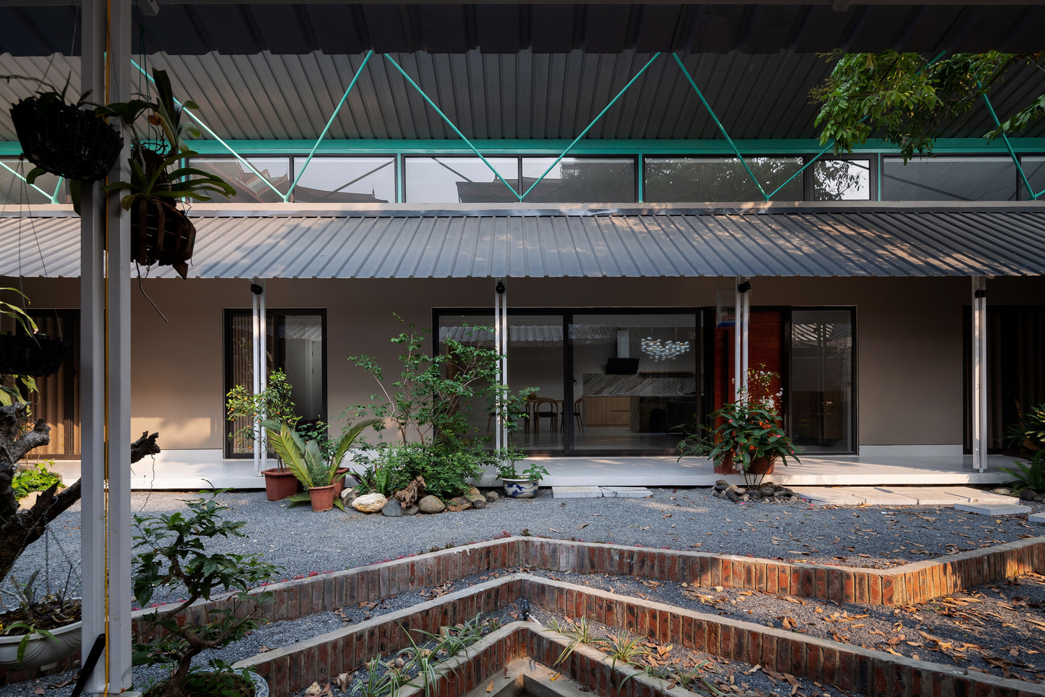 Kiến tr&uacute;c sư thiết kế phần m&aacute;i mở ra b&ecirc;n ngo&agrave;i kh&eacute;o l&eacute;o đ&oacute;n s&aacute;ng tự nhi&ecirc;n v&agrave;o nh&agrave;.