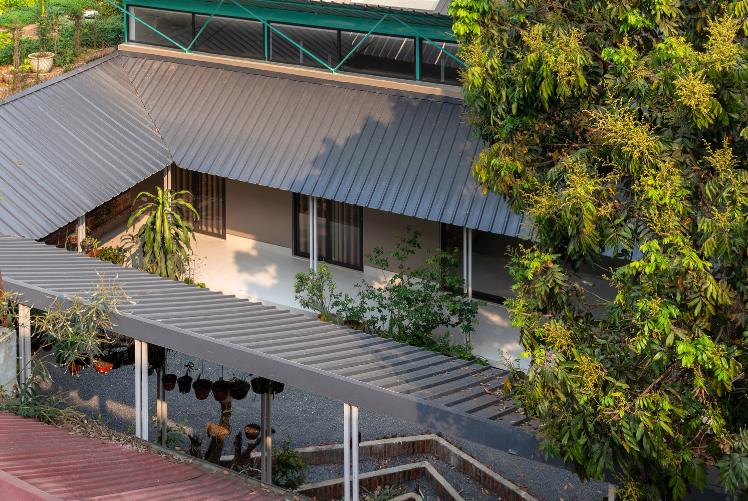 Thiết kế kiến tr&uacute;c ng&ocirc;i nh&agrave; vừa đảm bảo sự ri&ecirc;ng tư, vừa kết nối h&agrave;i h&ograve;a với cảnh quan.