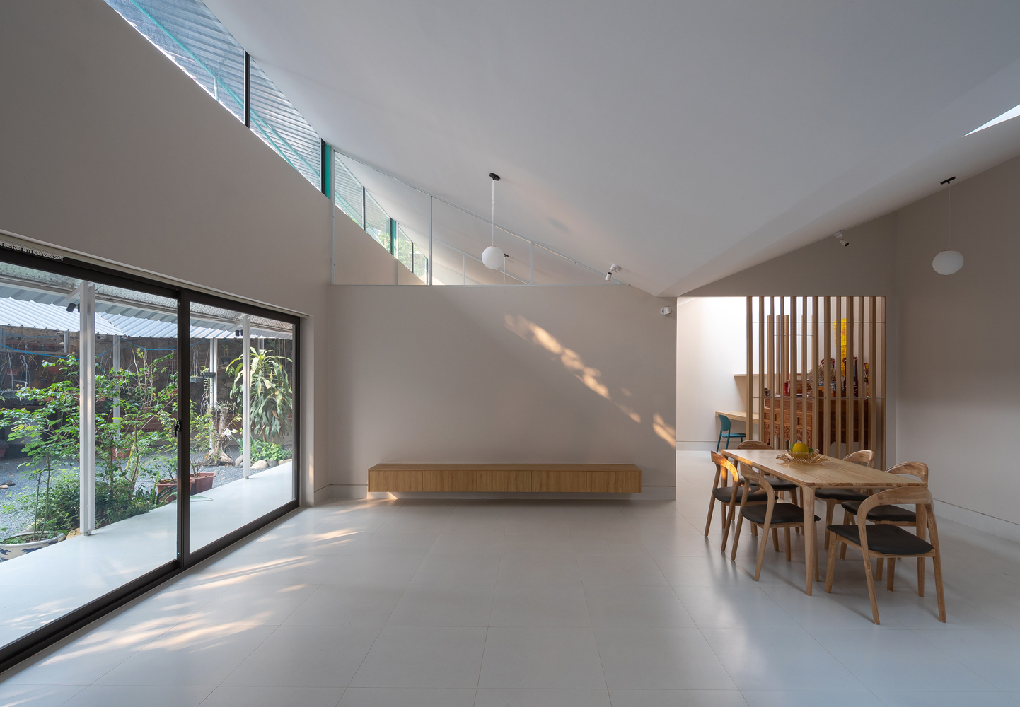 Ph&ograve;ng ăn v&agrave; sinh hoạt chung rộng r&atilde;i, ngập tr&agrave;n &aacute;nh s&aacute;ng.