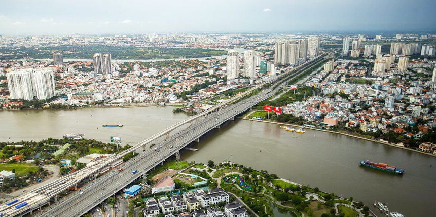 Một góc TP. Thủ Đức nhìn từ trên cao với cầu bắc qua sông, nhà cao tầng, thấp tầng xen kẽ