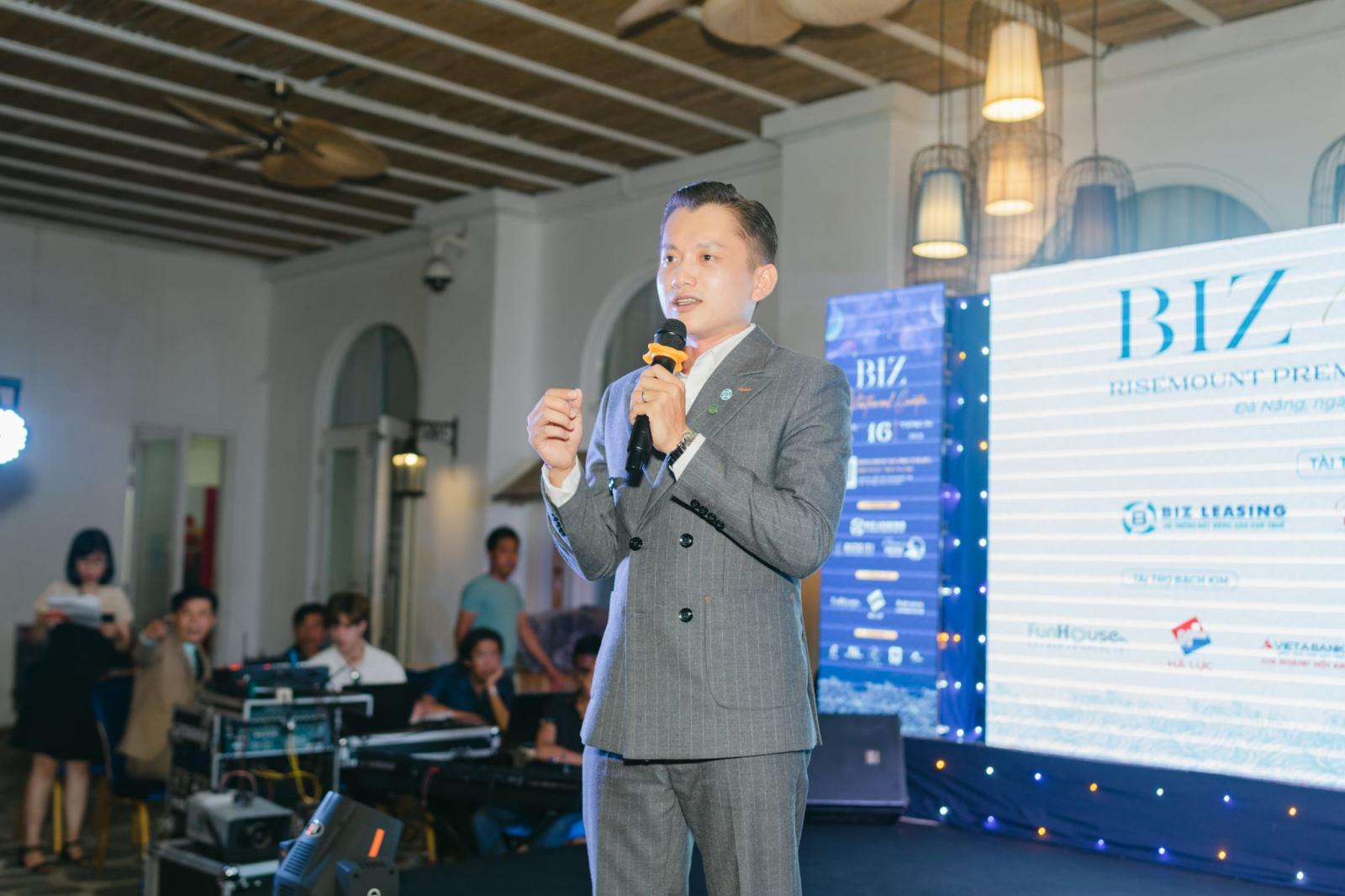 người đ&agrave;n &ocirc;ng cầm mic tr&ecirc;n s&acirc;n khấu
