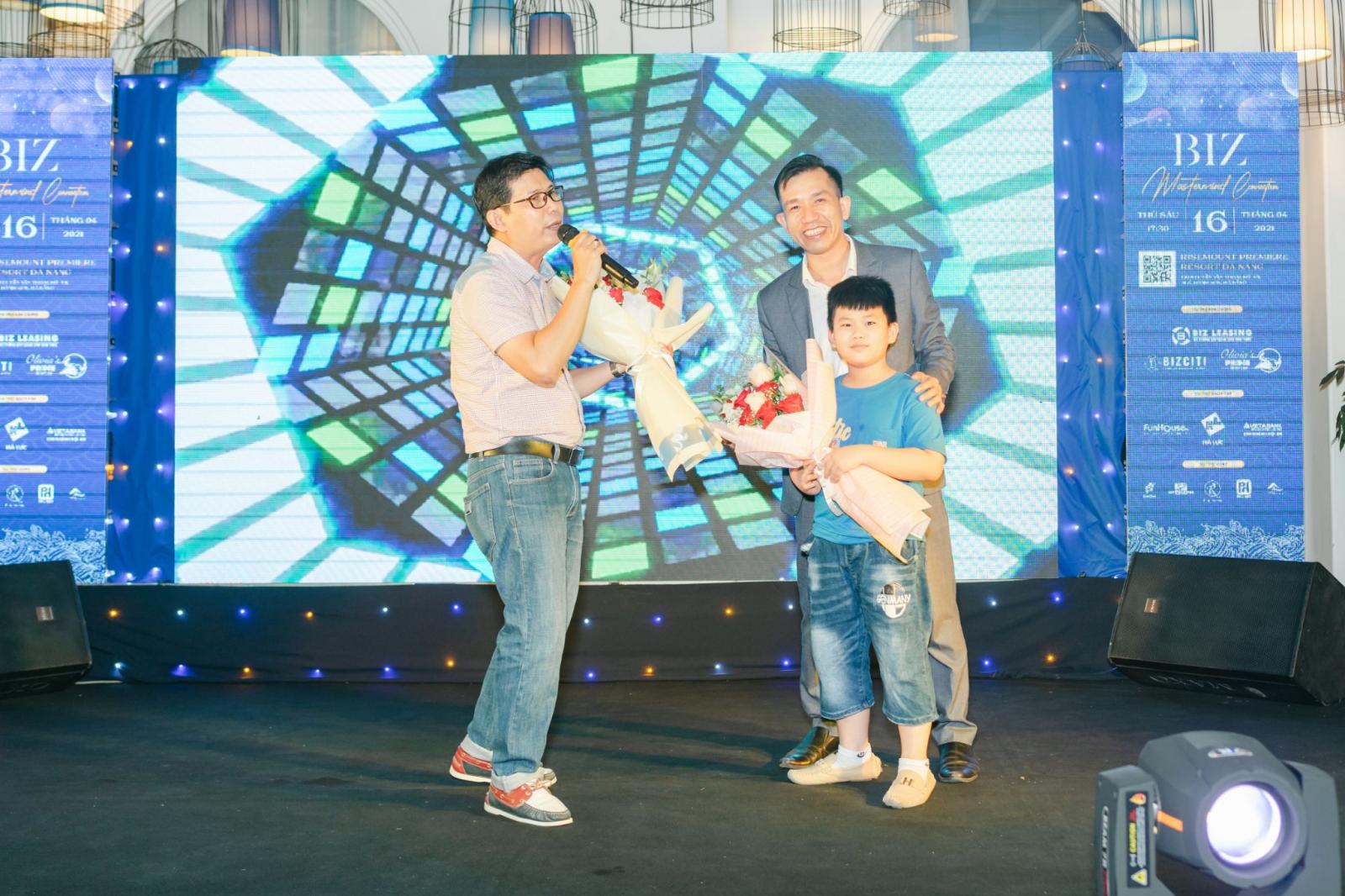 2 người đ&agrave;n &ocirc;ng v&agrave; một b&eacute; trai đứng tr&ecirc;n s&acirc;n khấu