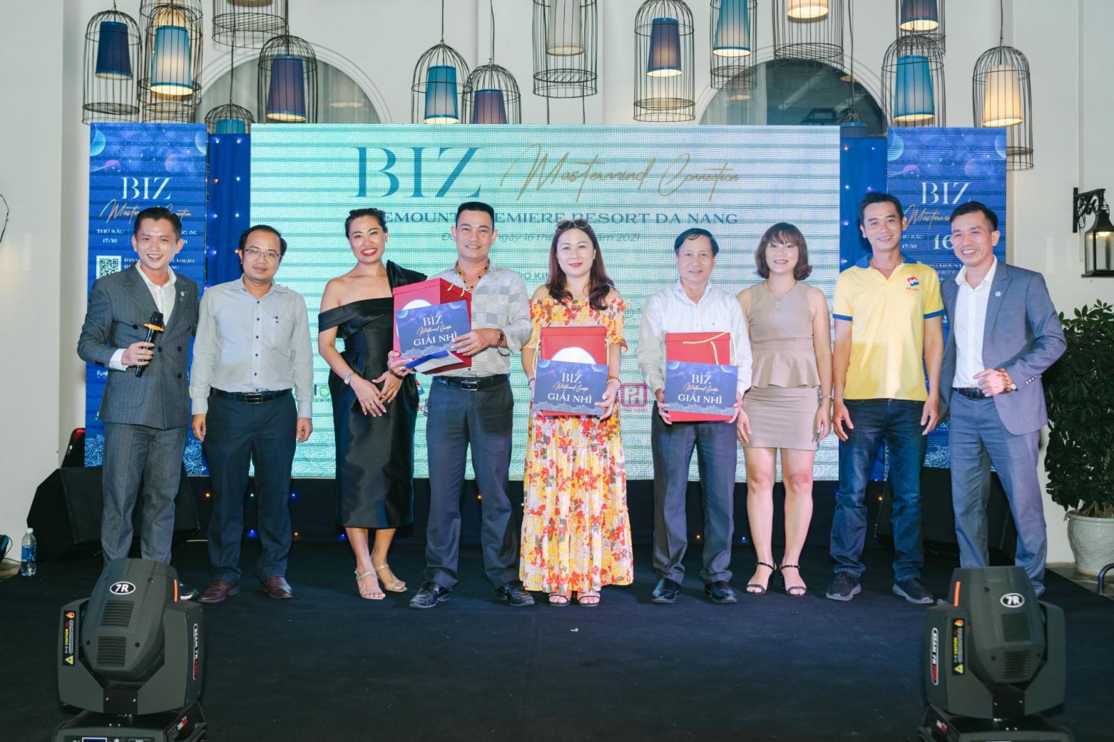 nhiều người đứng tr&ecirc;n s&acirc;n khấu
