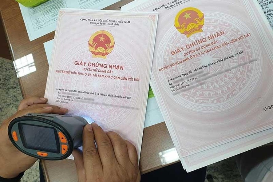 hình ảnh cận cảnh việc đóng dấu trong sổ đỏ