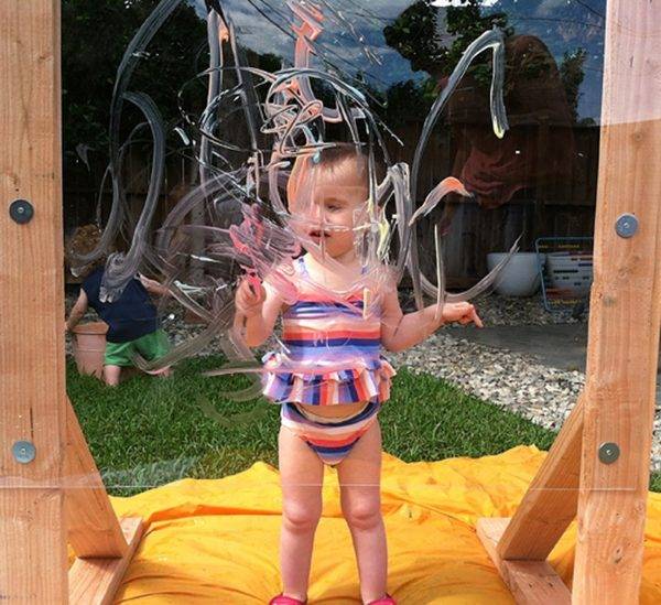 h&igrave;nh ảnh b&eacute; g&aacute;i mặc đồ bơi m&agrave;u sắc vẽ l&ecirc;n bảng acrylic 