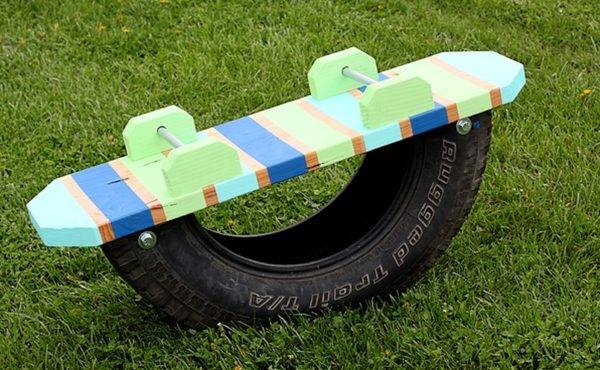 cận cảnh c&aacute;i bậc b&ecirc;nh bằng lốp xe cũ v&agrave; v&aacute;n gỗ sơn nhiều m&agrave;u