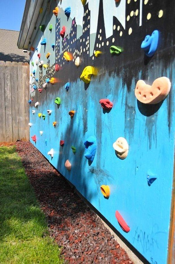 cận cảnh bức tường leo n&uacute;i m&agrave;u sắc ở s&acirc;n sau