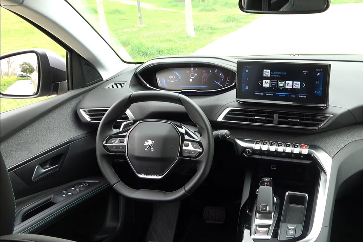 Ảnh V&ocirc;-lăng xe Peugeot 5008​​ 2021