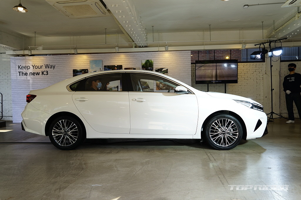 Kia Cerato 2021 to&aacute;t l&ecirc;n vẻ thể thao, năng động.