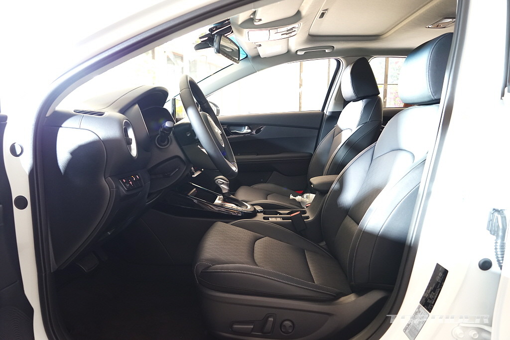 Kia Cerato 2021 được n&acirc;ng cấp độ an to&agrave;n th&ocirc;ng qua bổ sung c&ocirc;ng nghệ mới.
