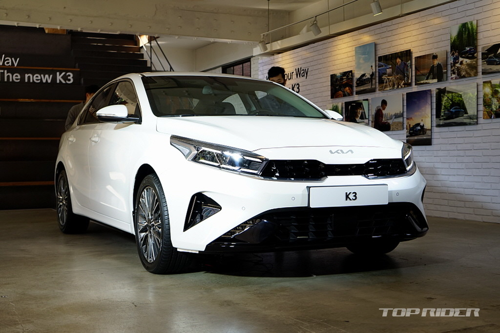 Kia Cerato 2021 n&acirc;ng cấp mới ch&agrave;o gi&aacute; từ 360 triệu đồng.