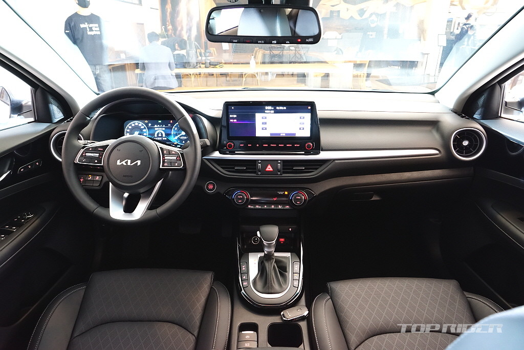 Nội thất Kia Cerato 2021 sở hữu h&agrave;ng loạt trang bị v&agrave; t&iacute;nh năng hiện đại.