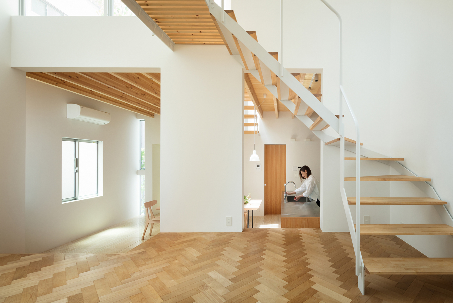 Thiết kế s&agrave;n giật cấp, lệch tầng gi&uacute;p ph&acirc;n t&aacute;ch r&otilde; c&aacute;c khu vực chức năng, đồng thời tạo cảm gi&aacute;c tho&aacute;ng rộng hơn cho nh&agrave; ống.