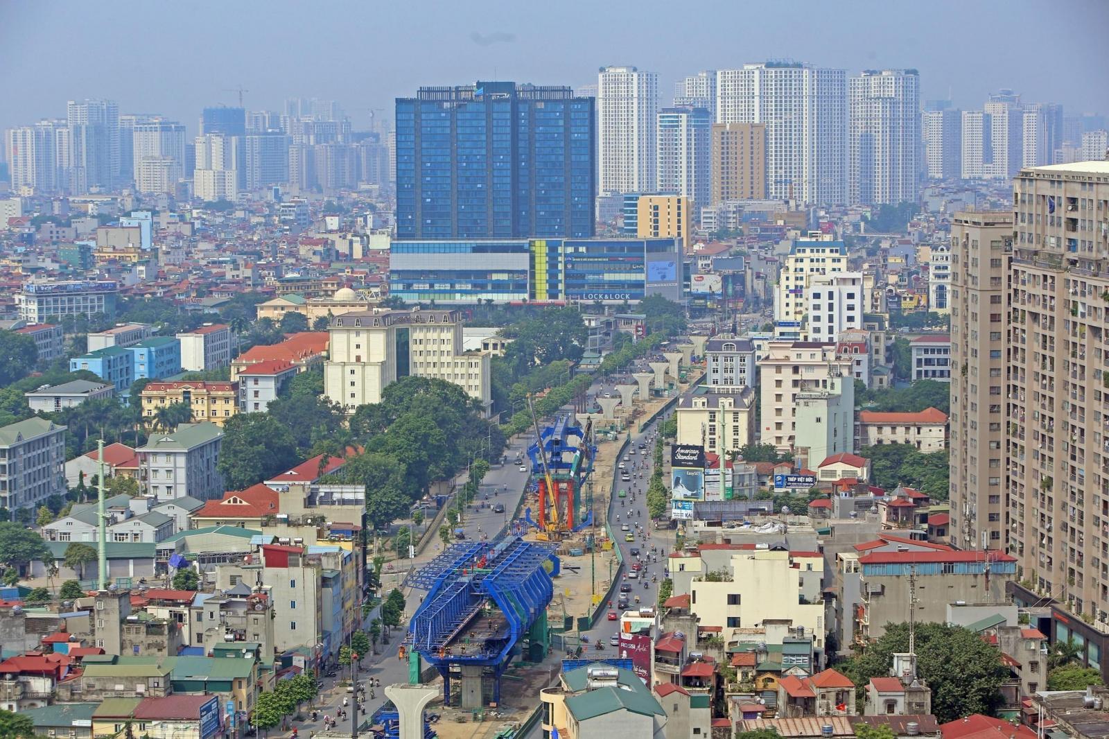 đường v&agrave;nh đai đi qua th&agrave;nh phố, nhiều t&ograve;a nh&agrave; cao tầng
