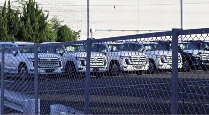 Lộ diện hàng dài Toyota Land Cruiser thế hệ mới tại bãi đỗ xe.