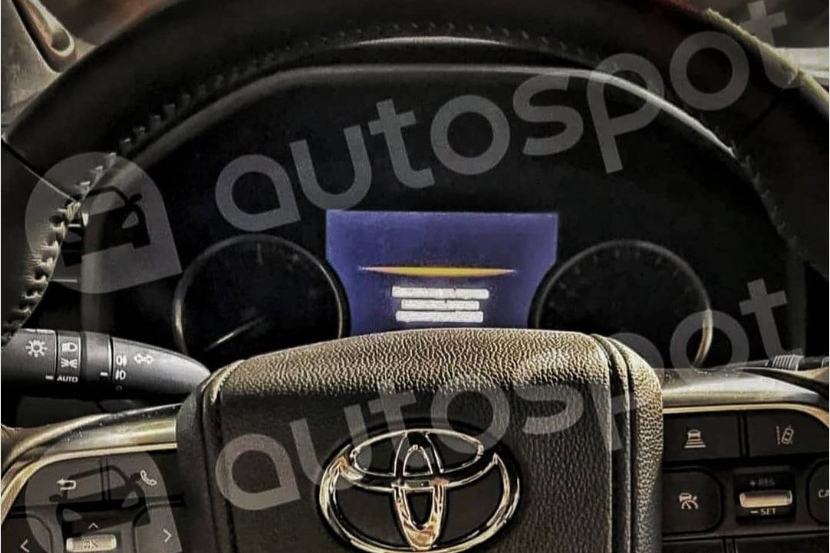 Lộ diện hàng dài Toyota Land Cruiser thế hệ mới tại bãi đỗ xe - Ảnh 4.