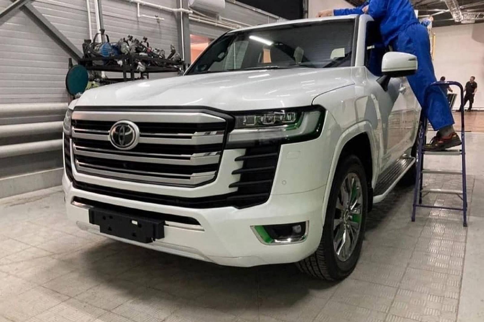 Lộ diện hàng dài Toyota Land Cruiser thế hệ mới tại bãi đỗ xe - Ảnh 1.