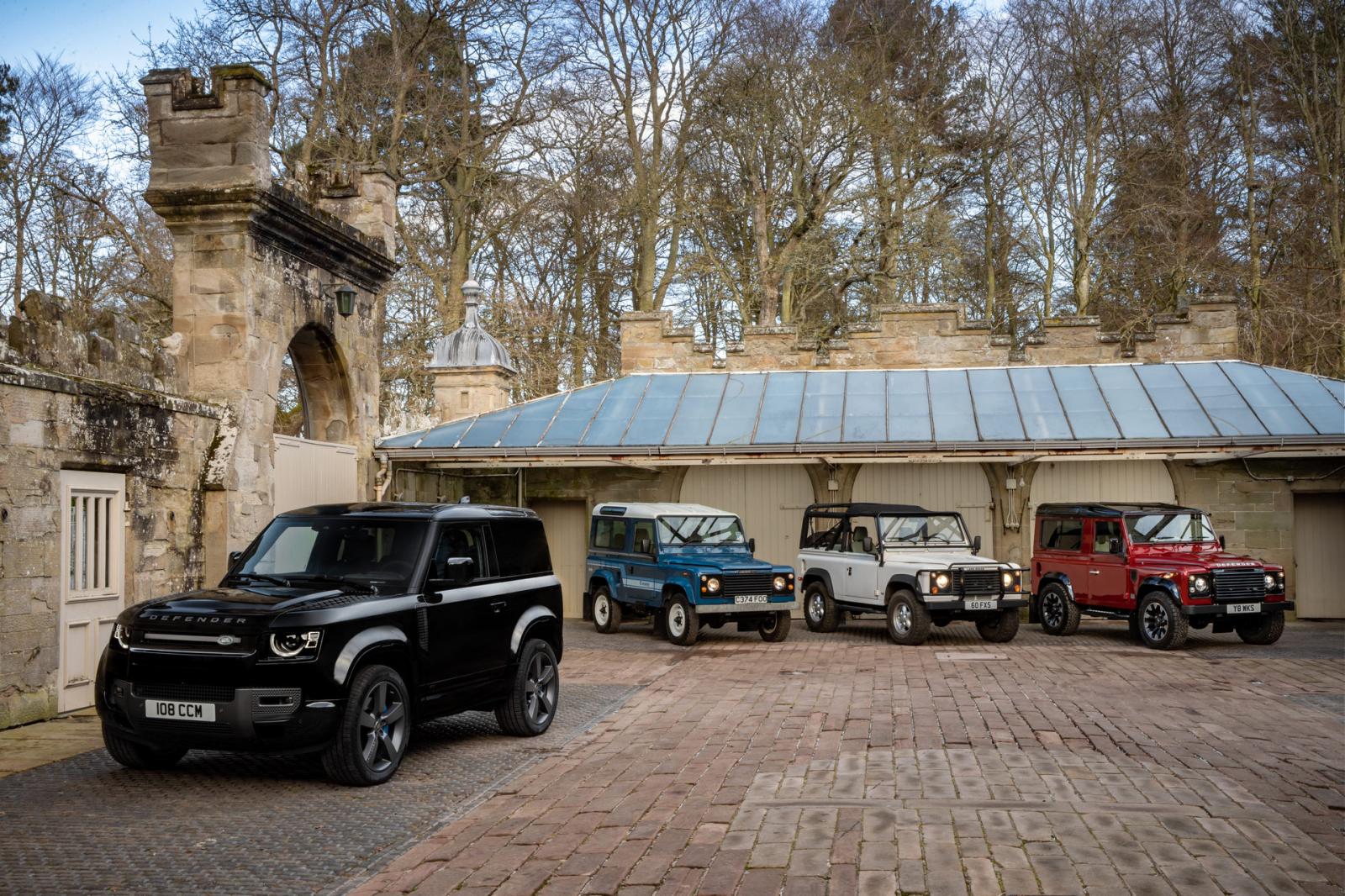Land Rover Defender 2021 hiện đại hơn với nhiều tùy chọn hấp dẫn.
