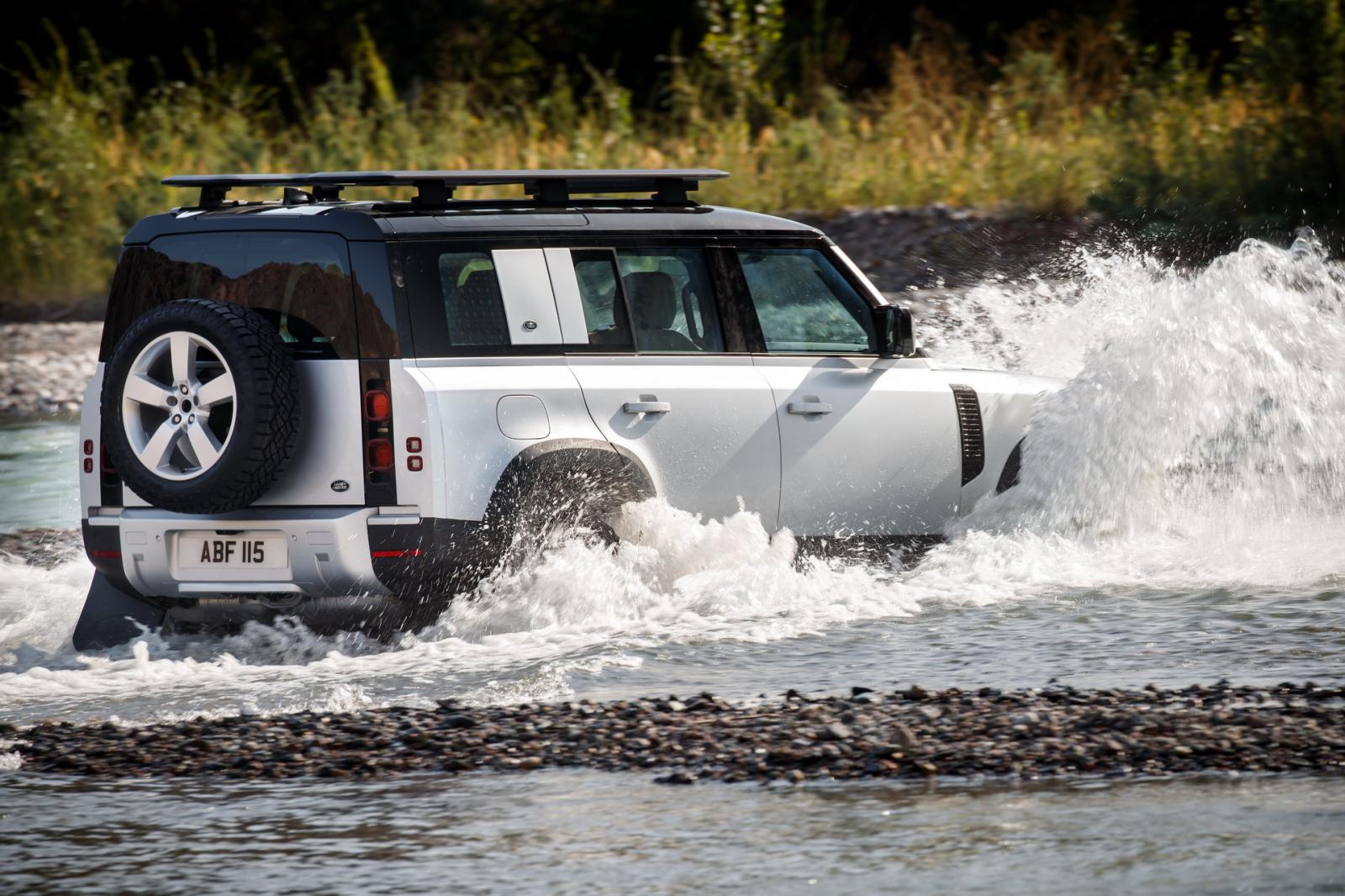 Land Rover Defender 2021 bắt mắt, đa dụng.