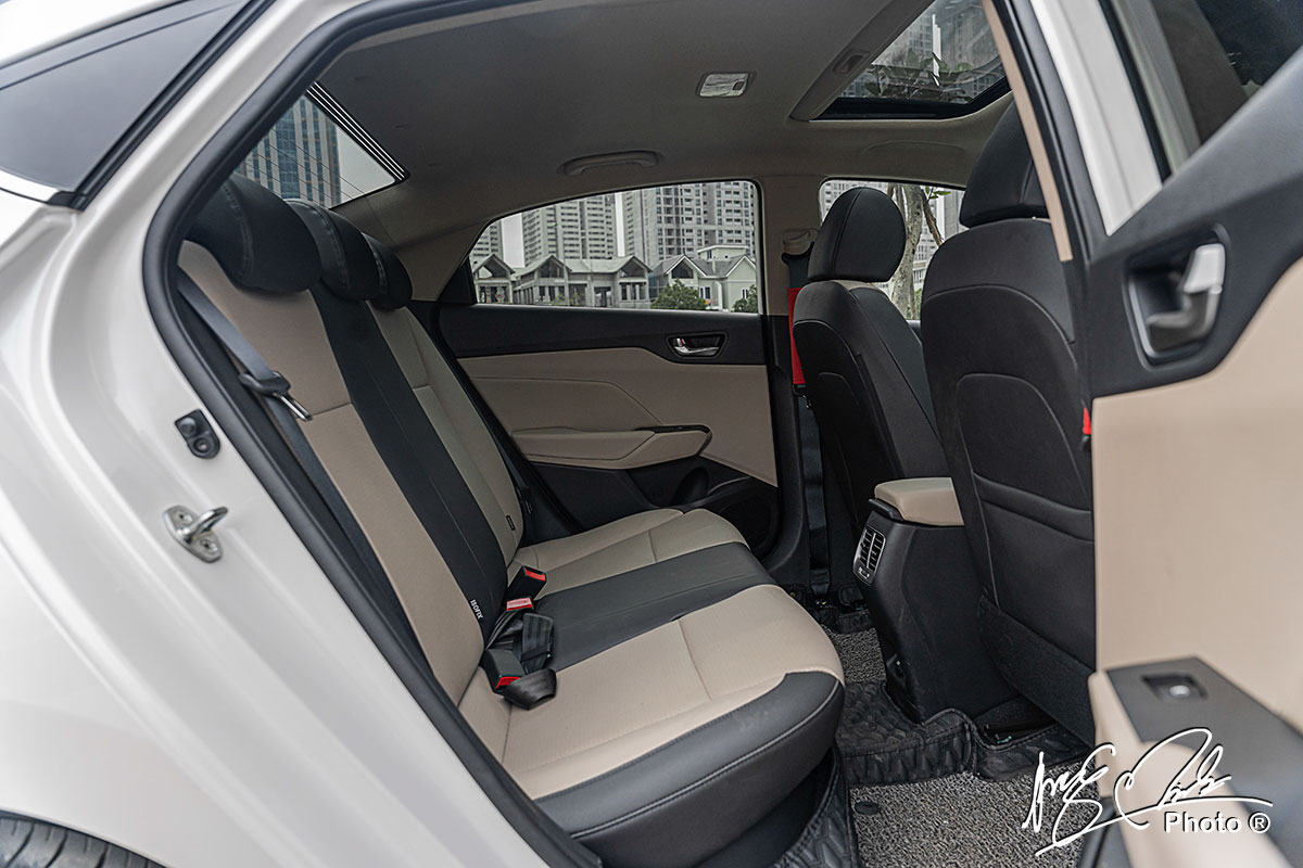 Hàng ghế sau trên Hyundai Accent 2021.