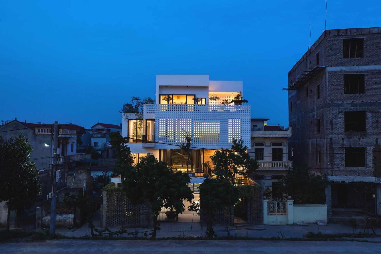 khung cảnh ng&ocirc;i nh&agrave; về đ&ecirc;m với &aacute;nh đ&egrave;n v&agrave;ng ấm &aacute;p.