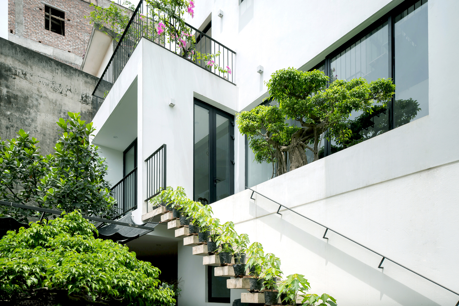 cận cảnh mặt tiền hướng T&acirc;y, tường trắng, cầu thang ngo&agrave;i trời